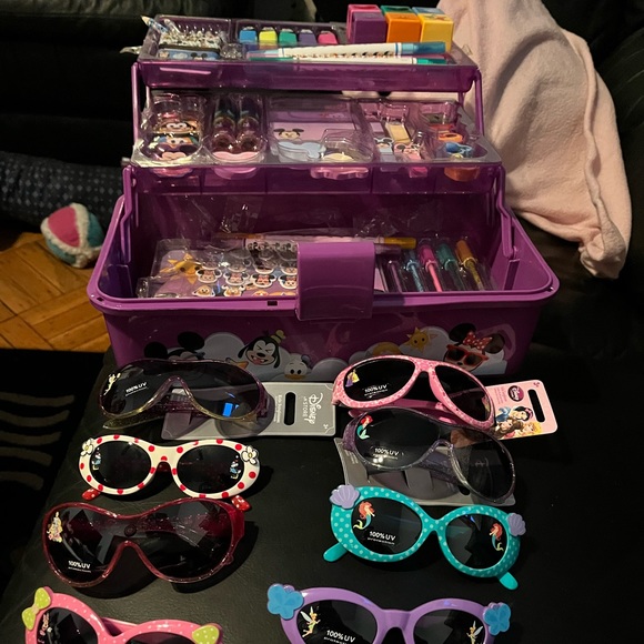 Disney Bundle 2 art sets one 3 tier art set 1 Minnie Mouse art set& sunglas bund - Picture 1 of 15